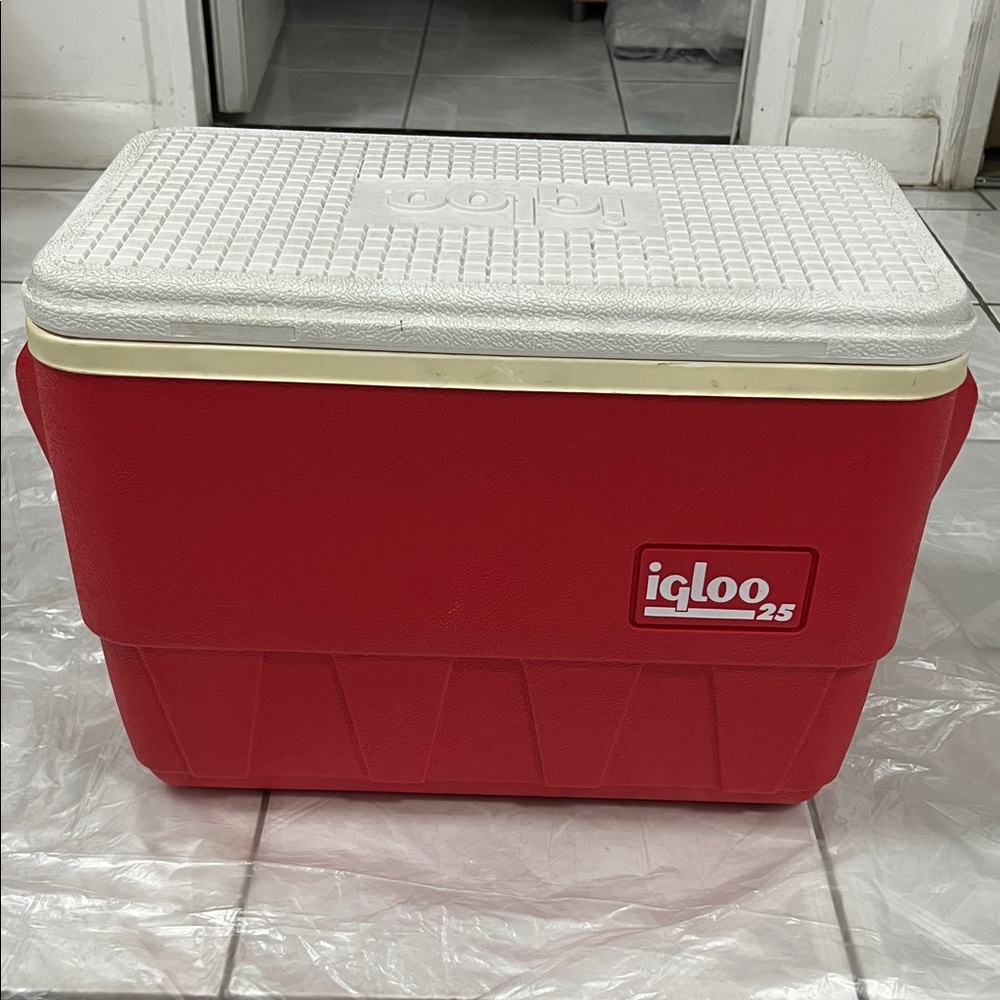 Use Igloo Red and White Cooler